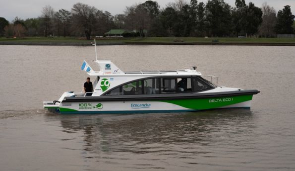 catamarano con fotovoltaico