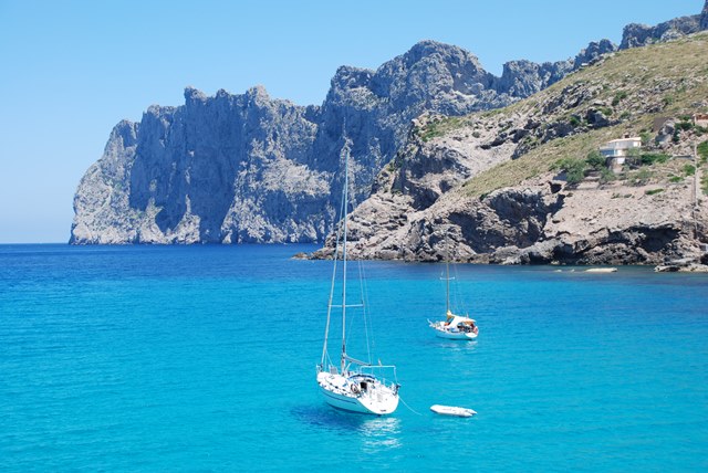 Cabrera, chárter a la francesa, panorama náutico