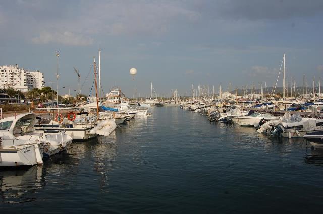 puerto deportivo, panorama náutico, barcos abandonados