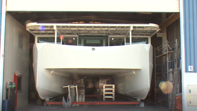 catamarano con fotovoltaico