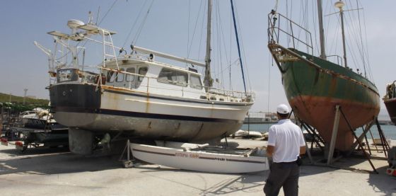 barco abandonado, puerto deportivo, panorama náutico