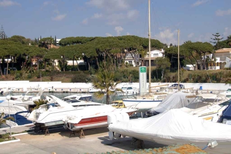 Puerto de Cabopino, panorama náutico, barcos abandonados