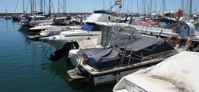 puerto de Fuengirola, embarcaciones abandonadas, panorama náutico