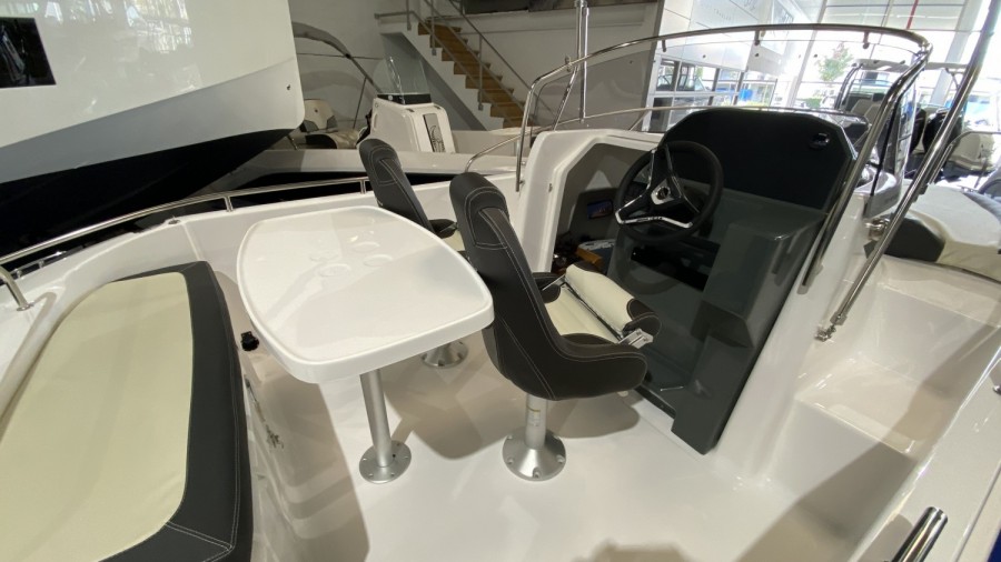B2 MARINE CAP FERRET 702 SUN DECK - 6