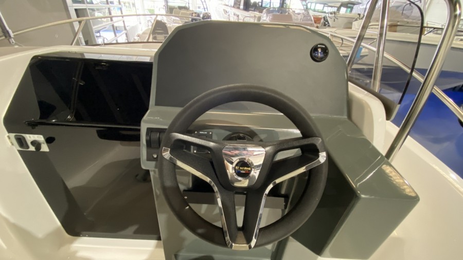 B2 MARINE CAP FERRET 702 SUN DECK - 11