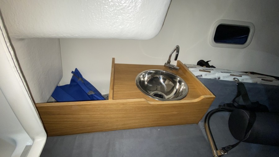 B2 MARINE CAP FERRET 702 SUN DECK - 12
