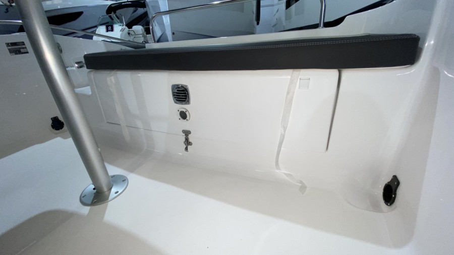 B2 MARINE CAP FERRET 702 SUN DECK - 14