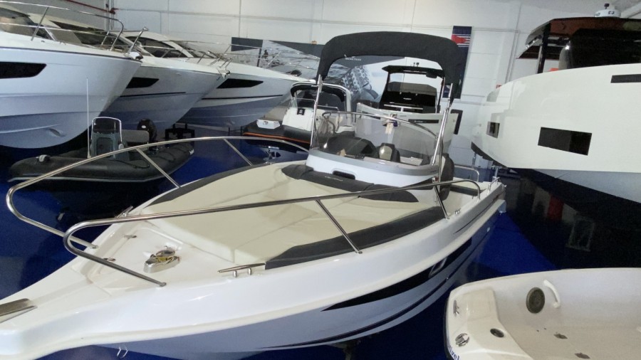 B2 MARINE CAP FERRET 702 SUN DECK - 17