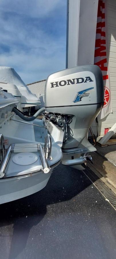 BOSTON WHALER TEMPTATION 2500 - 6