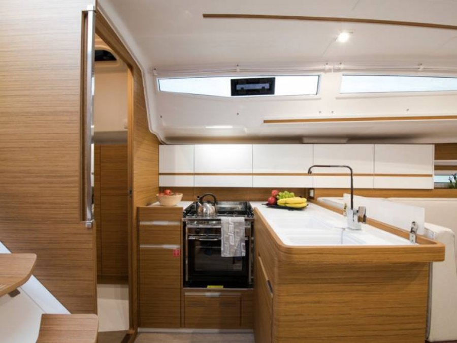 ELAN MOTORYACHTS E4 - 12