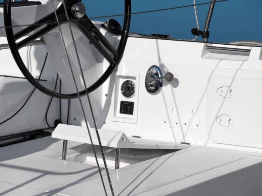 ELAN MOTORYACHTS E4 - 21