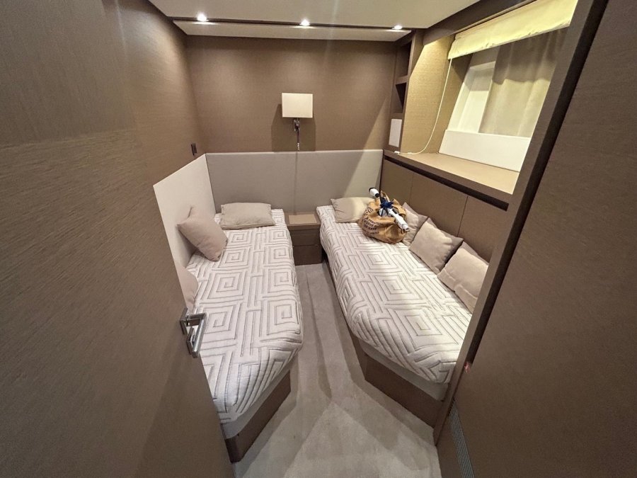 PRESTIGE YACHTS 680 S - 19