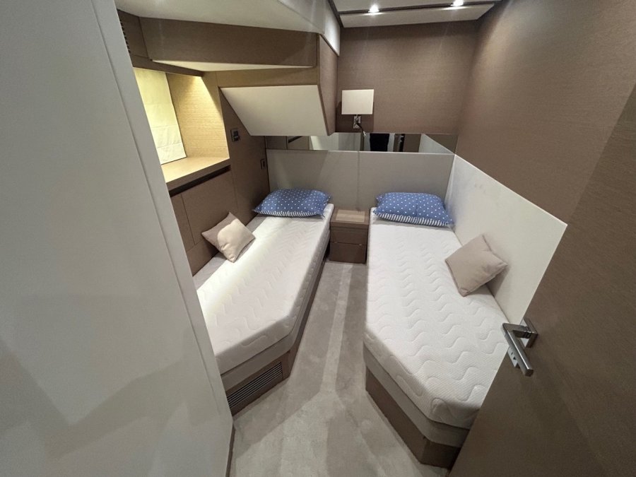 PRESTIGE YACHTS 680 S - 20