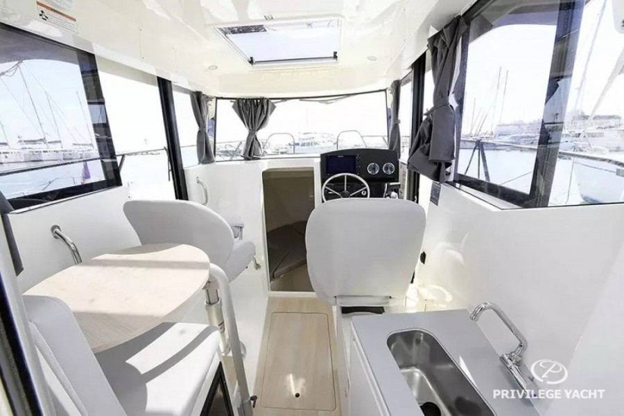 QUICKSILVER ACTIV 805 PILOTHOUSE - 4