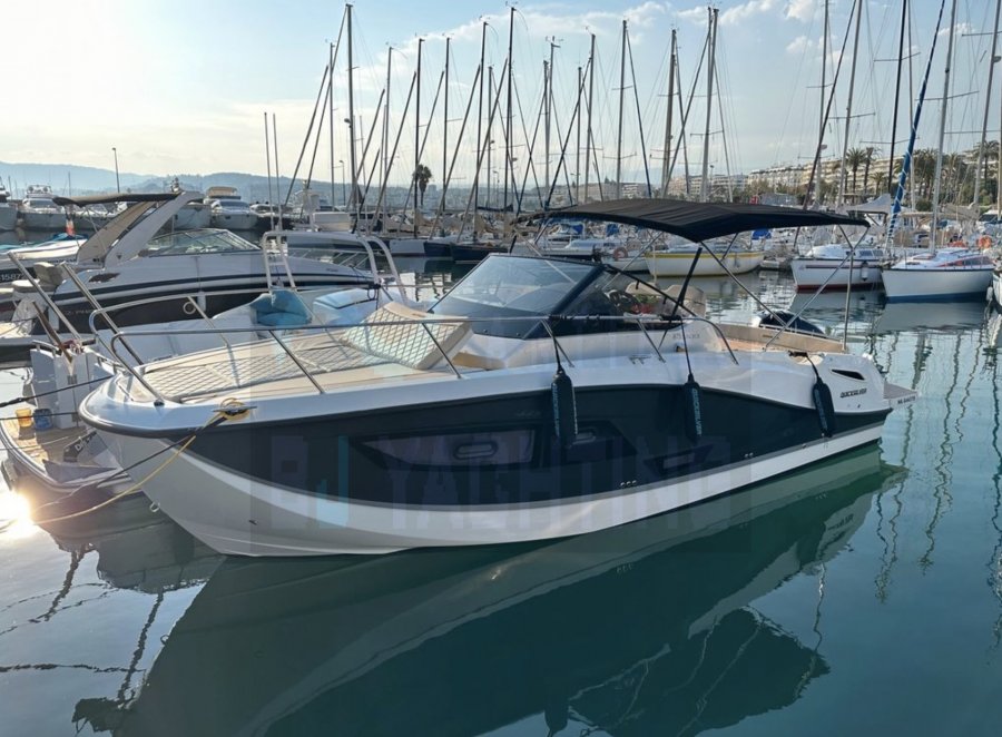 Quicksilver Activ 875 Sundeck