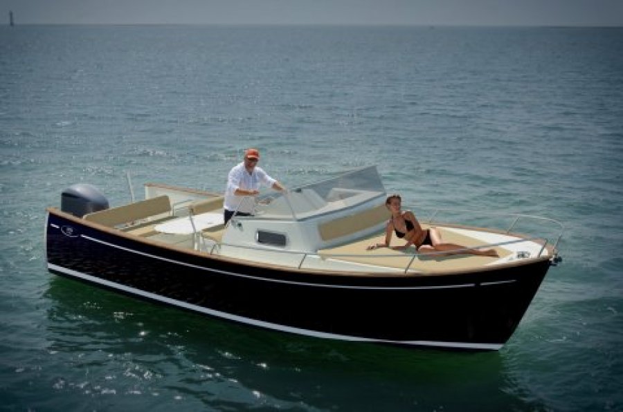 Rhea 27 Escapade